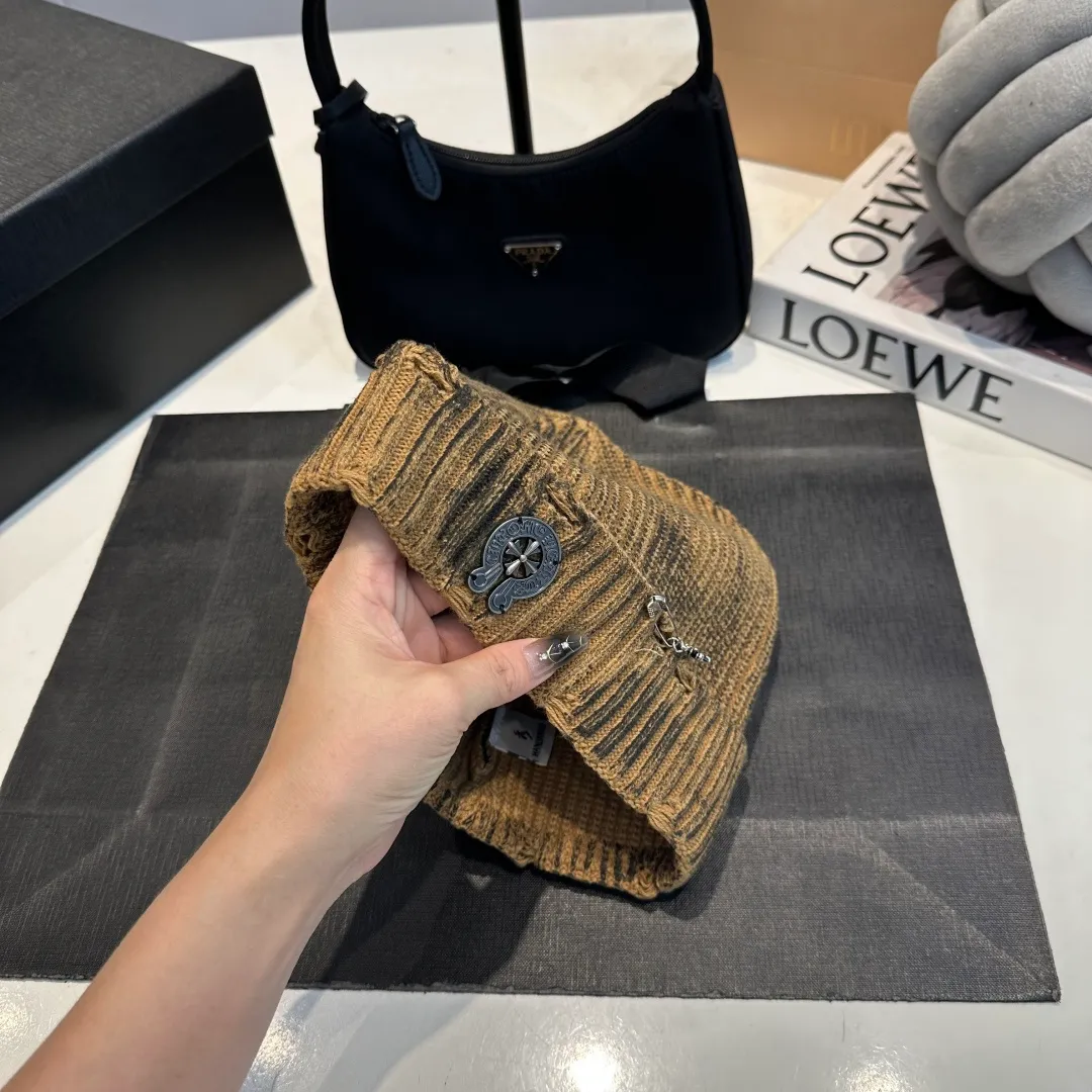 P60 Crow Heart Autumn and Winter Wool Knitted Beanie This must be the favorite of minimalism. It is clean, neat, fashionable and versatile, and will definitely not be picky about your face shape! A fashionable classic that lasts forever! Fashionable black and white can be purchased together